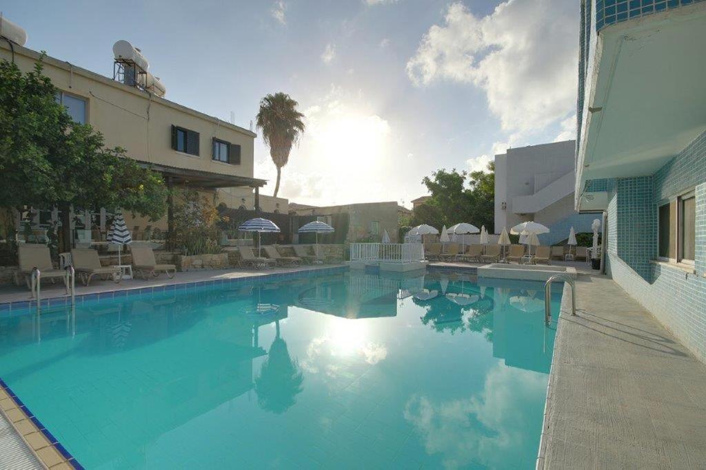 Nereus Hotel Paphos Exterior foto